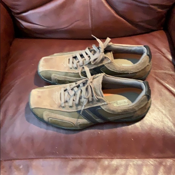 Shoes - Picture 2 of 5